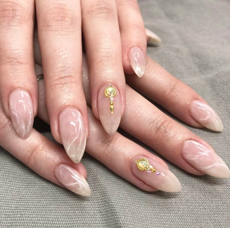 Read more about the article The Rise Of Stiletto Nails: A Trend Analysis