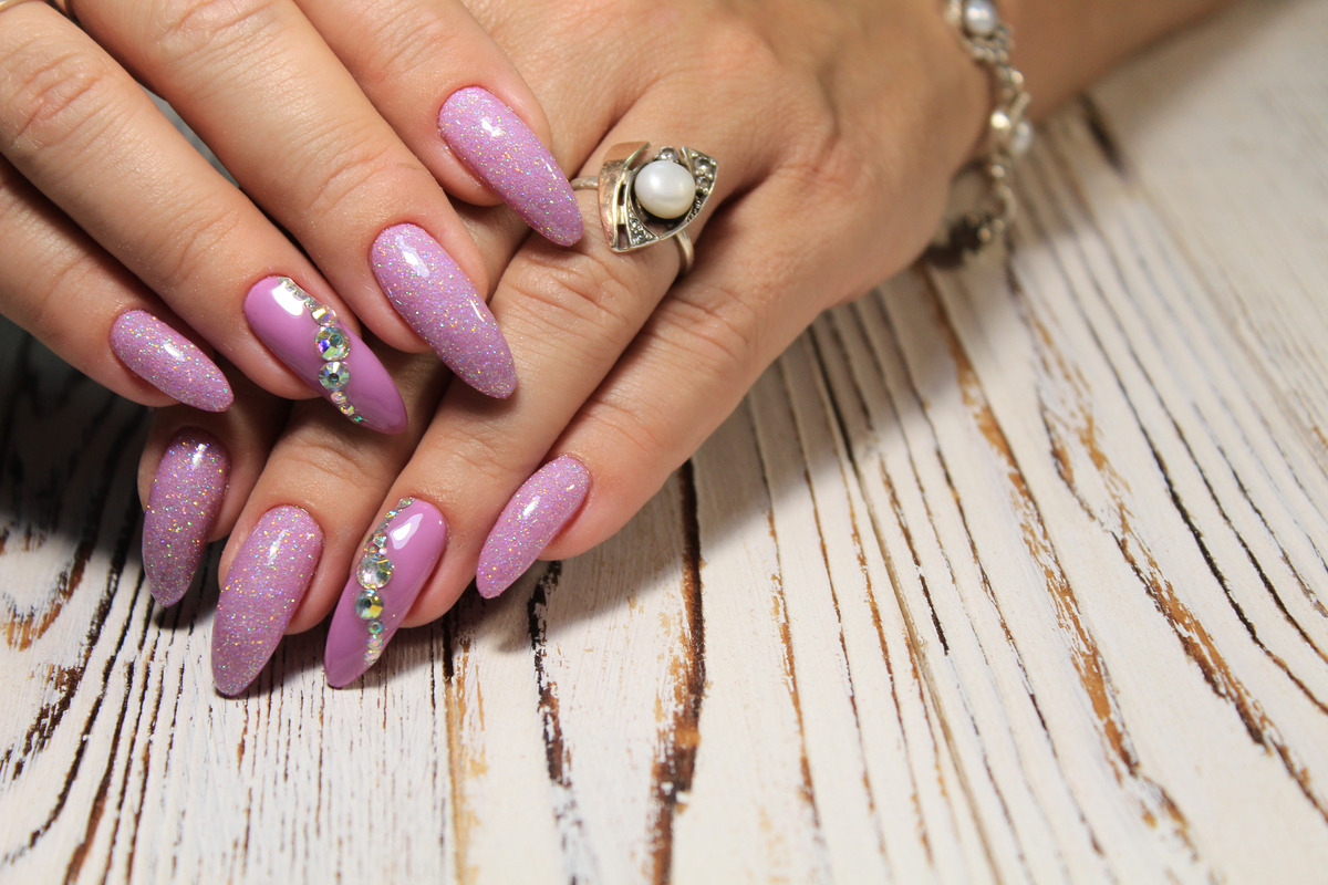 Read more about the article Healthy Nail Growth: Regular maintenance keeps your nails strong and prevents breakage.